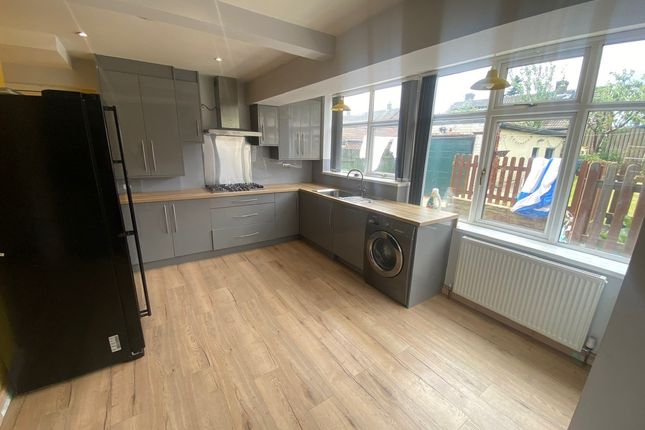 27, Priesthorpe Avenue, PUDSEY photo 2