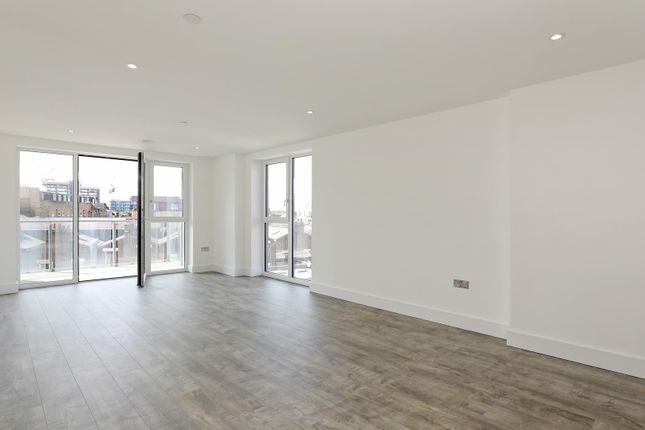 Flat to rent in Hoopers Mews, Acton