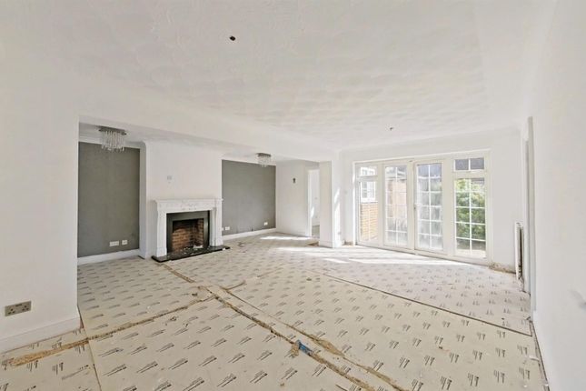 64, Rochester Crescent, Rochester photo 3