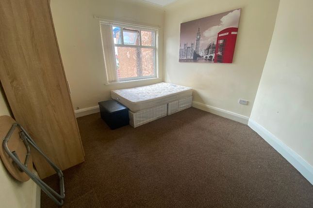 Room to rent in Room 3, 252A Aigburth Road, Liverpool