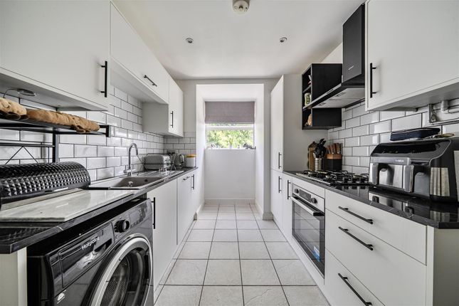 Elmhurst Court, Heathcote Road, Camberley photo 2