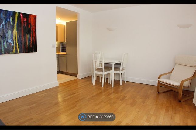 Flat to rent in Cornell Building, London