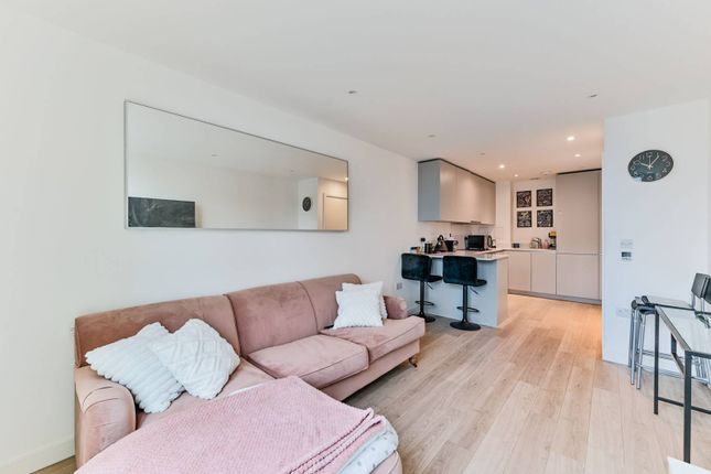 Thumbnail Flat for sale in Pinnacle Apartments, East Croydon, Surrey