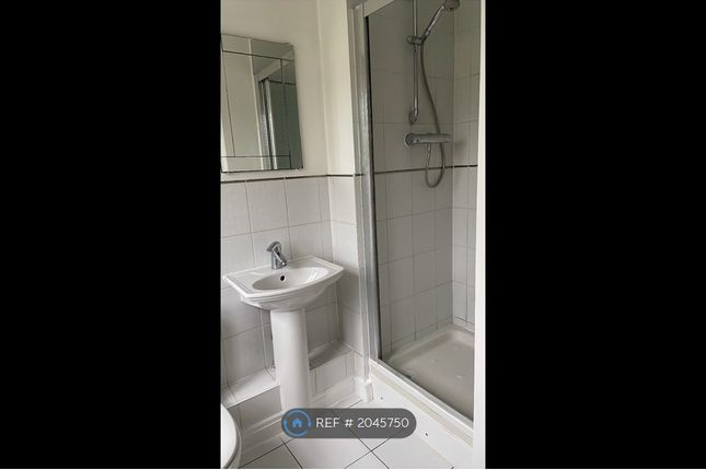 Flat to rent in Seaton Square, London