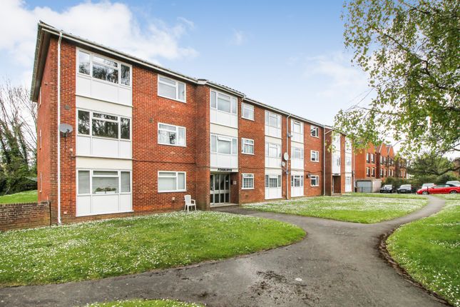 Flat to rent in Forburys, Weydon Lane, Farnham, Surrey