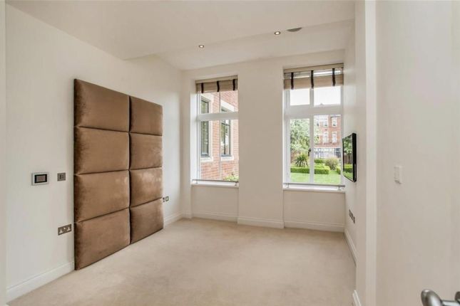 J F K House,Flat 15, Royal Connaught Drive, Bushey photo 4