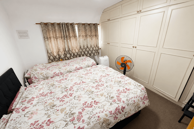 15, Sutton Square, HOUNSLOW photo 4