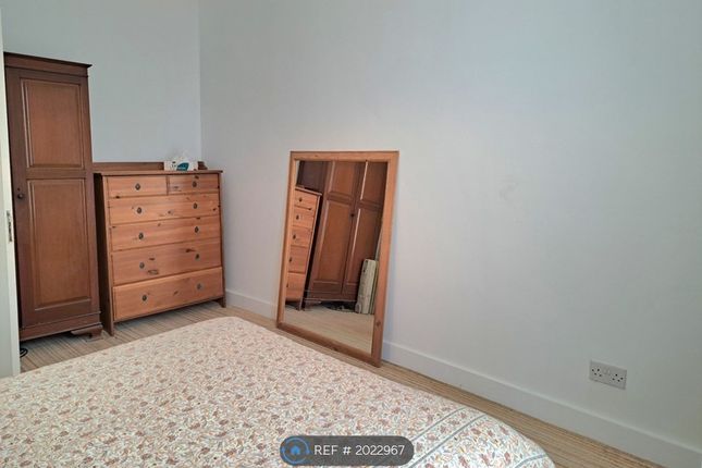 Terraced house to rent in Floor, London
