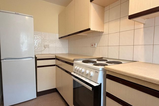 4 Waterslade, Elm Road, Redhill photo 3