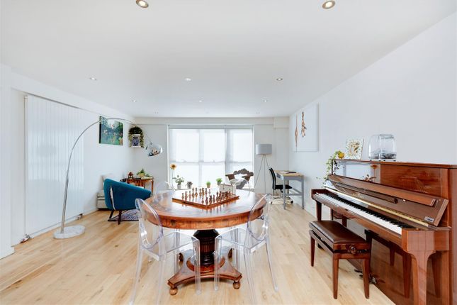 Flat 4, 232, Royal College Street, London photo 4