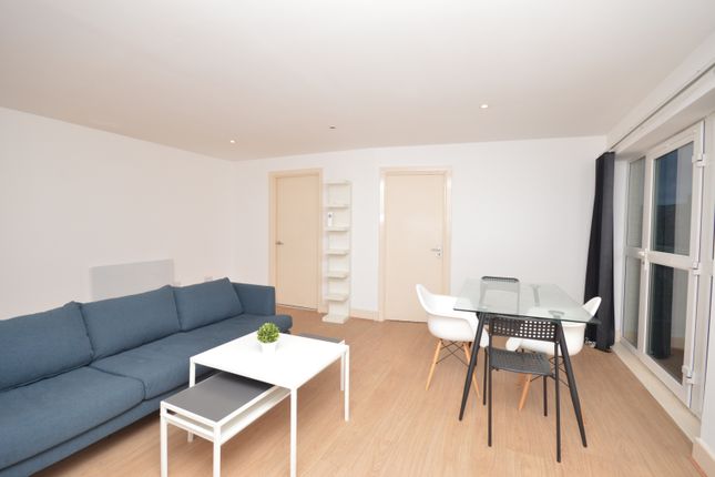 Spacious 3 Bed, 2 Bath Apartment To Rent