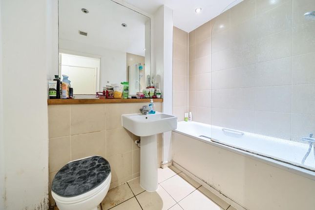 Flat for sale in Isleworth, Middlesex