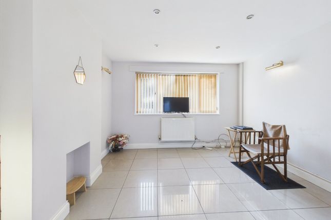 117, Crown Meadow, Berkshire photo 2