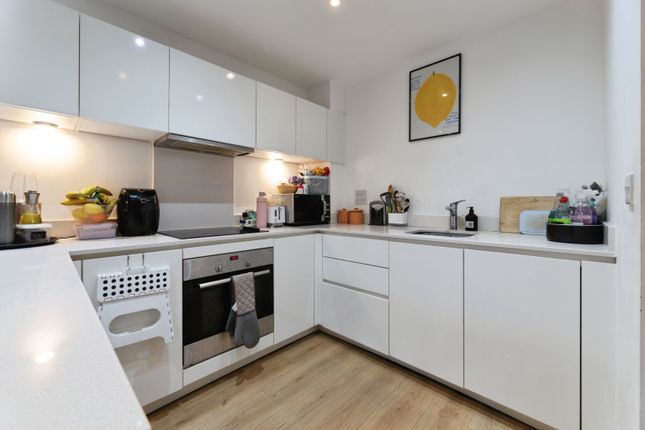 Flat 204, Hudson House, Yeo Street, London photo 3
