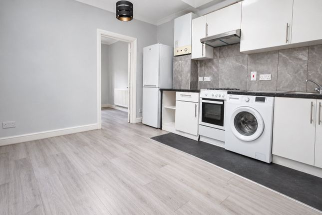 Flat 2, 85, Woodside Green, London photo 3