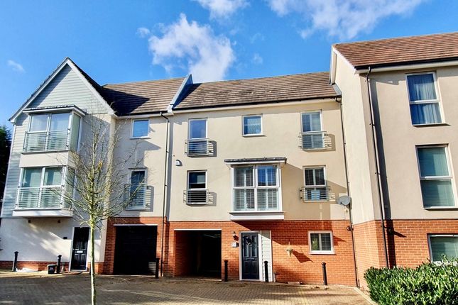 Houses for Sale in Goodwin Close, Chelmsford CM2 - Goodwin Close