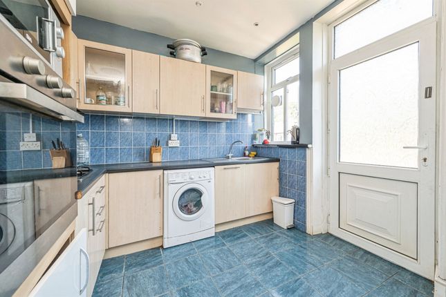 32, Grisedale Avenue, Huddersfield photo 4