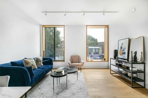 Flat for sale in Swains Lane, London