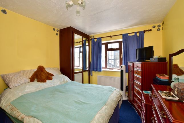 Room to rent in Room 1, Knighton Close, Crawley
