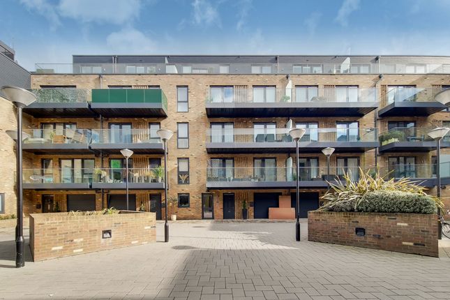 Thumbnail Flat for sale in Swan Court, Isleworth