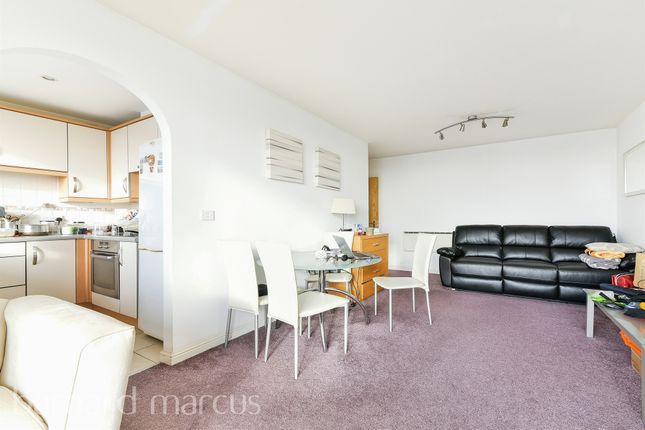 Flat 74, Hamlyn House, High Street, Feltham photo 2