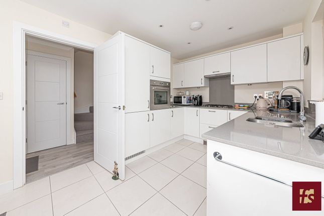 1, Dashers Close, Crowthorne photo 4