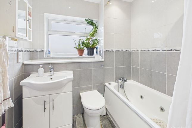 32 Charlwood, Croydon photo 2