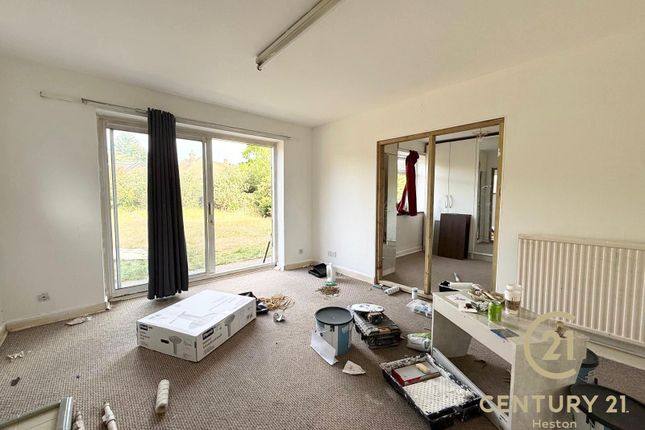 19, Cedars Drive, UXBRIDGE photo 2