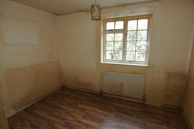 107, Larksfield, Englefield Green photo 4
