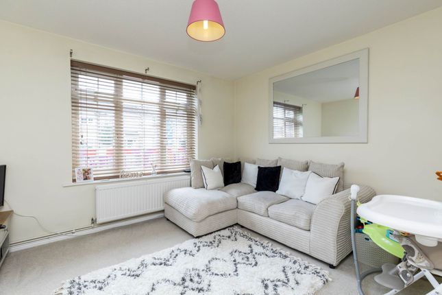 Flat for sale in Hazlehurst Crescent, Horsham