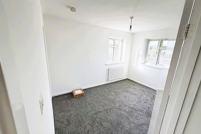 Witley Gardens, SOUTHALL photo 3