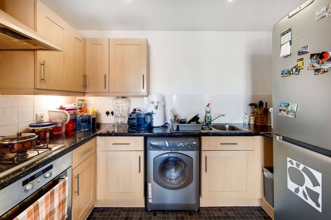 Flat to rent in Townsend Street, London