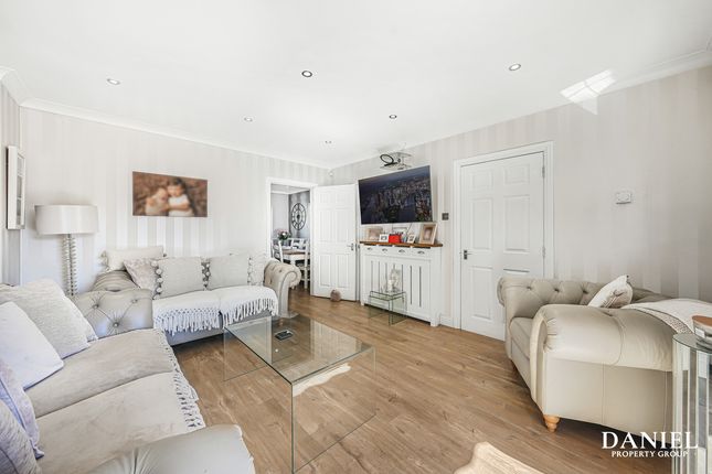 14, Hill Top Rise, Basildon photo 4