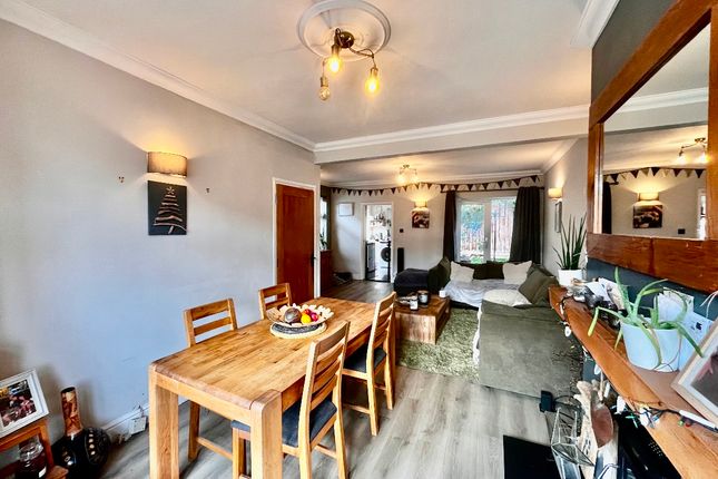 31 Queens Park Road, Romford photo 2