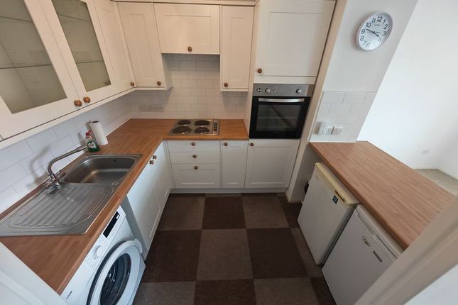 20 Carisbrooke Court, Eskdale Avenue, Northolt photo 3