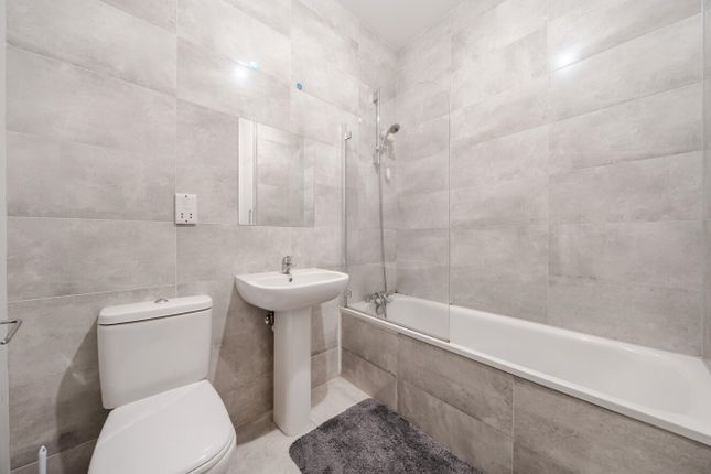Flat 3, Tulip Court, 131A, Manor Drive North, New Malden photo 4
