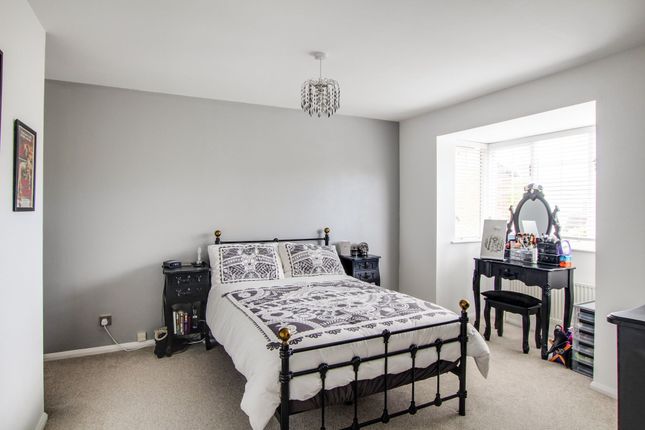 3 Stirling Close, Crawley photo 2