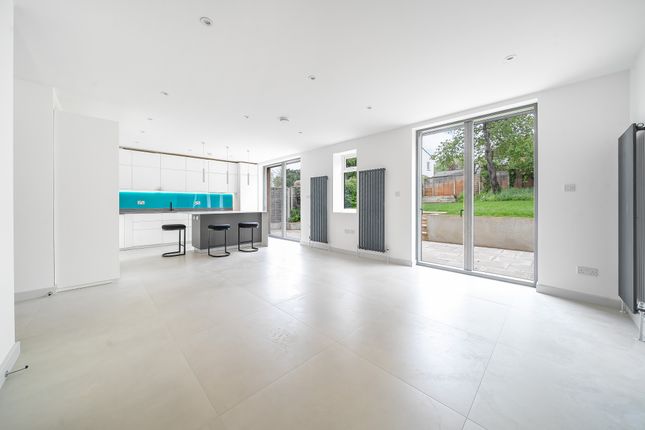16 Bellmount Wood Avenue, Watford photo 2
