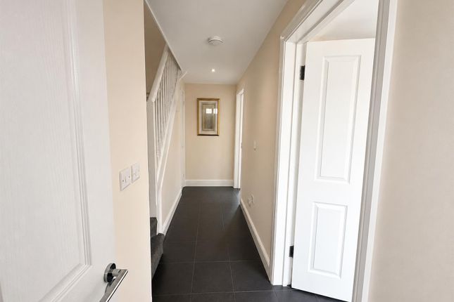 17B, Windmill Shott, Egham photo 3