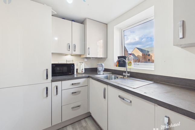 33 Kingsbrook Basin, Aylesbury photo 4