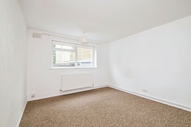 11b,, Goldsworth Road, Surrey photo 4