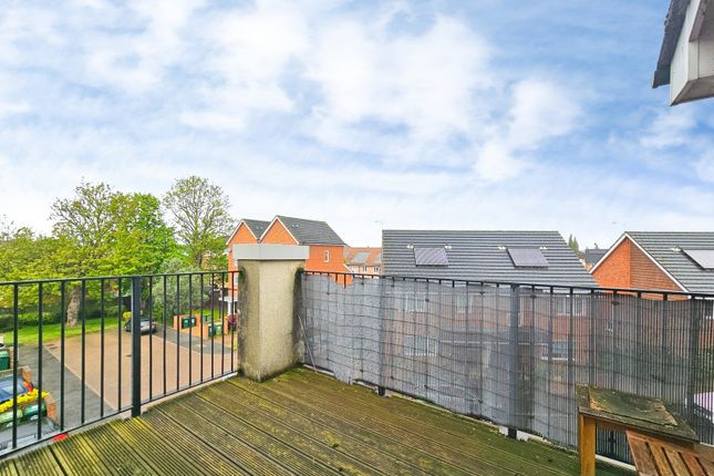 Flat 12, 4, Shaw Close, Surrey photo 5