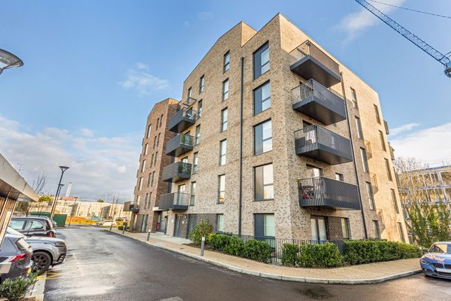 Thumbnail Flat for sale in Riverwell Close, Watford