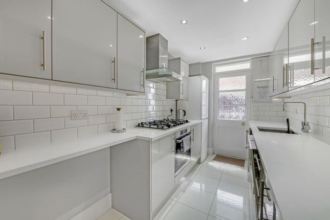 17 St Leonards Court, St Leonards Road, London photo 3