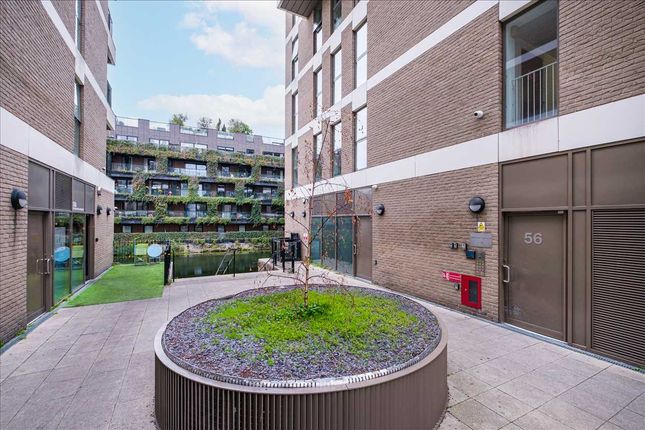 Thumbnail Flat for sale in Grand Canal Apartments, De Beauvoir Crescent, London