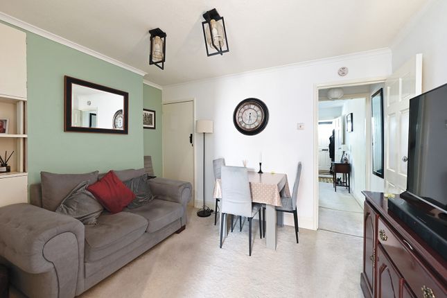 48, Reading Road, Farnborough photo 4