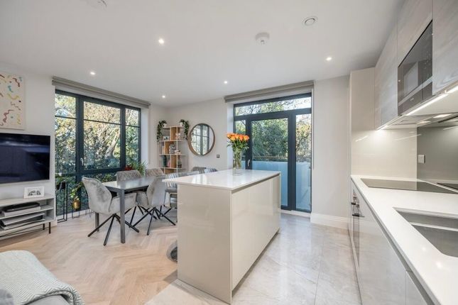 Flat 15, 71, Holden Road, London photo 2