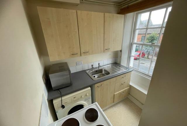 Flat B, 146, High Street, Swindon photo 2