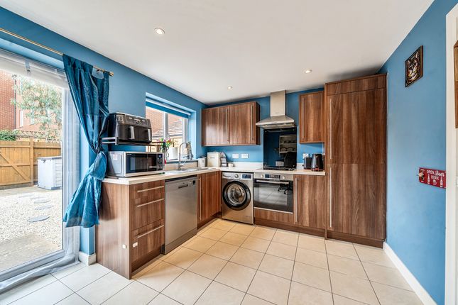 32, Housman Way, Kidderminster photo 2