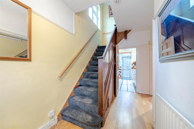 52, Colin Gardens, London photo 2
